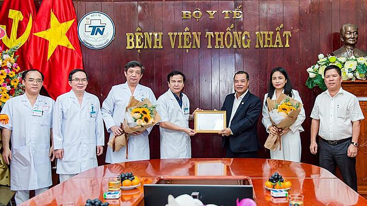 Đại diện Bệnh viện Thống Nhất trao bằng khen cảm ơn đến Tập đoàn Hưng Thịnh