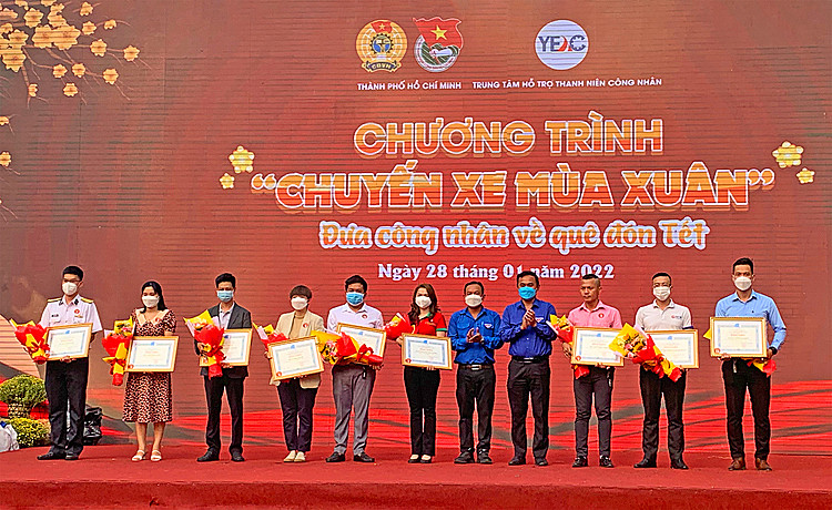 Đại diện VietCredit (thứ 3 từ trái qua) nhận bằng khen cảm ơn từ Thành Đoàn TP.HCM