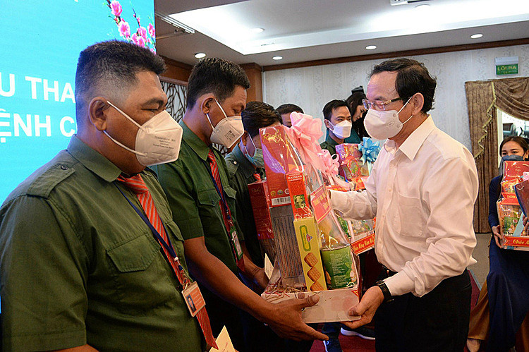 Bí thư Thành ủy TP.HCM Nguyễn Văn Nên trao quà tri ân lực lượng tham gia vận chuyển nạn nhân COVID-19 - Ảnh: TỰ TRUNG