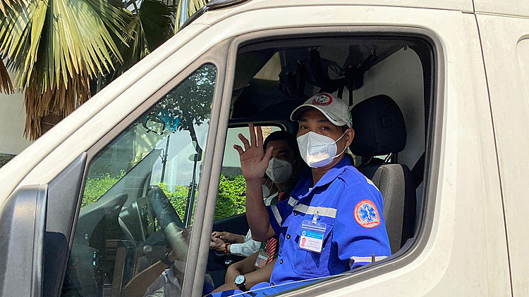 Anh Trần Đạo Tuyên (nhân viên lái xe của Trung tâm cấp cứu 115) cấp cứu cứu người. Ảnh: Tự Trung