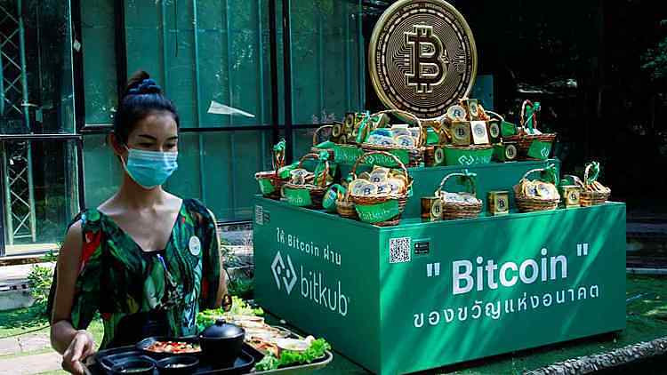 Một quán ăn ở Nakhon Ratchasima, Thái Lan có quầy quảng cáo và cập nhật diễn biến giá Bitcoin. Ảnh: Reuters