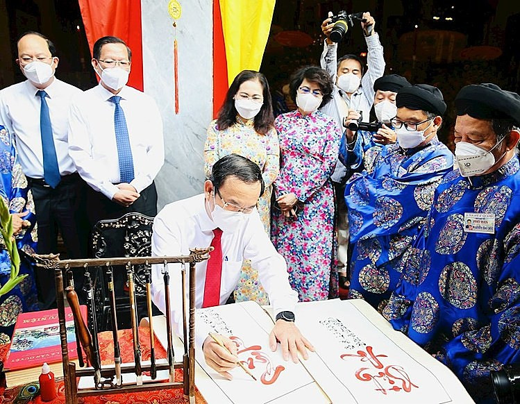 Bí thư Thành ủy TP Nguyễn Văn Nên thực hiện nghi thức khai bút đầu năm