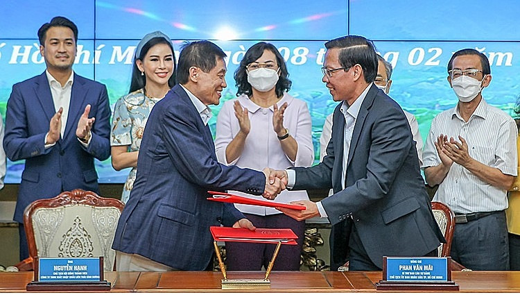 Chủ tịch UBND TP Phan Văn Mãi và ông Johnathan Hạnh Nguyễn ký kết Bản ghi nhớ về nghiên cứu lập đề án Ảnh: HOÀNG HÙNG