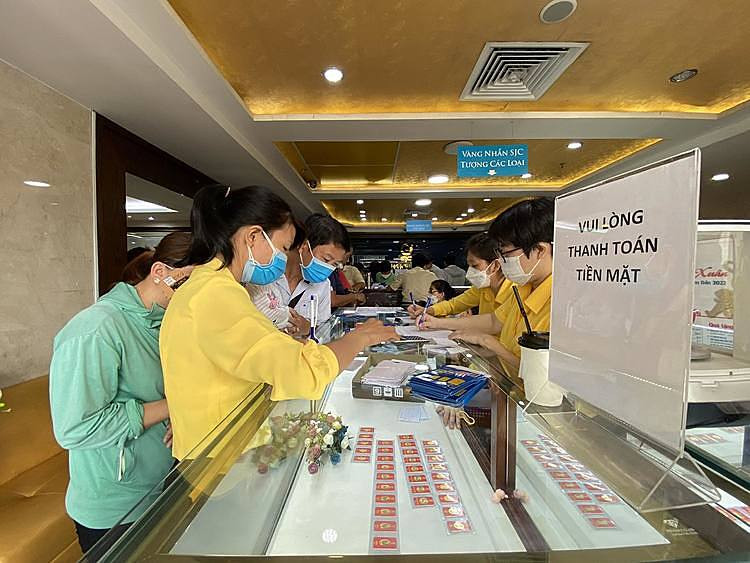 SJC Nguyễn Thị Minh Khai khuyến khích khách thanh toán tiền mặt khi mua vàng ngày vía Thần Tài. Ảnh: Tất Đạt