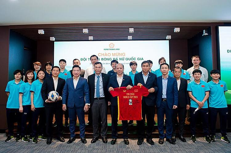 HLV trưởng đội tuyển bóng đá nữ Việt Nam Mai Đức Chung trao tặng đại diện Hưng Thịnh Land áo có chữ ký và quả bóng thi đấu của các thành viên đội tuyển bóng đá nữ