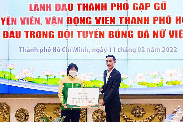 Ông Cao Minh Hiếu - Thành viên HĐQT Tập đoàn Hưng Thịnh, Phó tổng Giám đốc Hưng Thịnh Land trao tài trợ 2 tỷ đồng cho đại diện CLB bóng đá nữ TP.