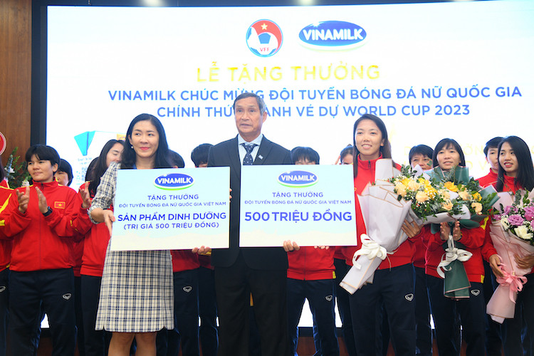 Vinamilk trao thưởng cho cầu thủ và ban huấn luyện đội tuyển bóng đá nữ Việt Nam