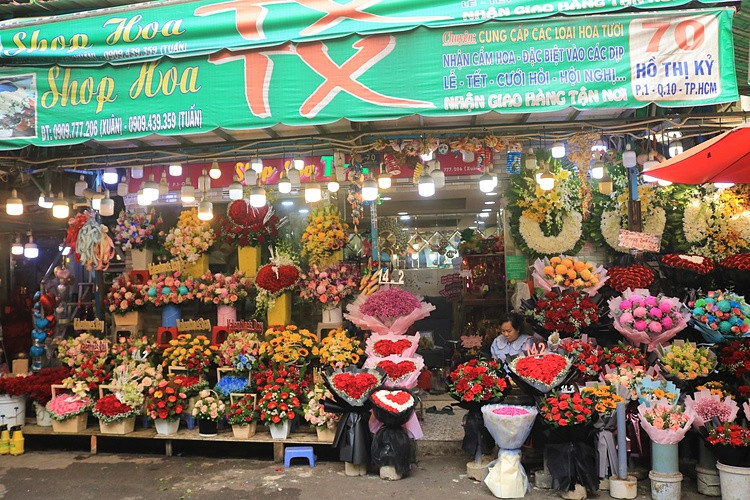 Cửa hàng hoa của bà Thanh Xuân rực rỡ sắc hoa hồng dịp Valentine