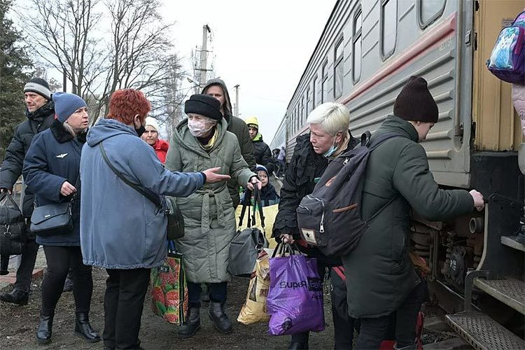 Hàng chục nghìn người từ Donbass, Ukraina lên tàu chuẩn bị di tản sang Nga. Ảnh: Sputnik