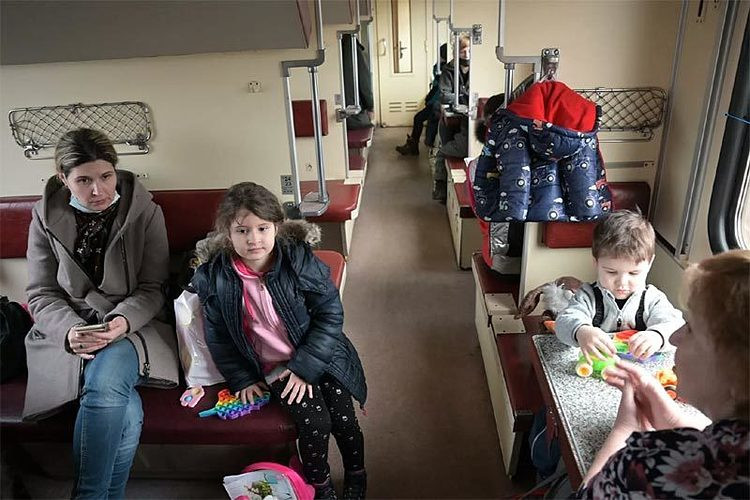 Phần đông người di tản từ Donbass là phụ nữ và trẻ em. Ảnh: Sputnik