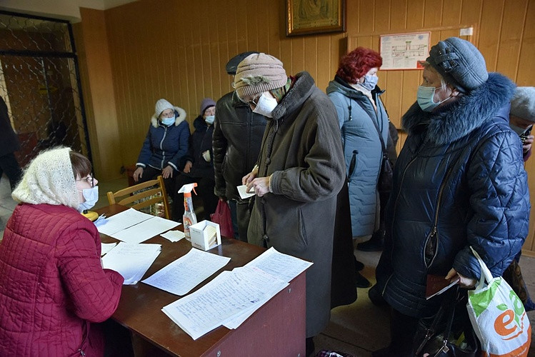 Người dân Donetsk đăng ký sơ tán sang Nga hôm 19/2. Tại khu vực này, ước tính có khoảng 700.000 người sẽ phải di tản.