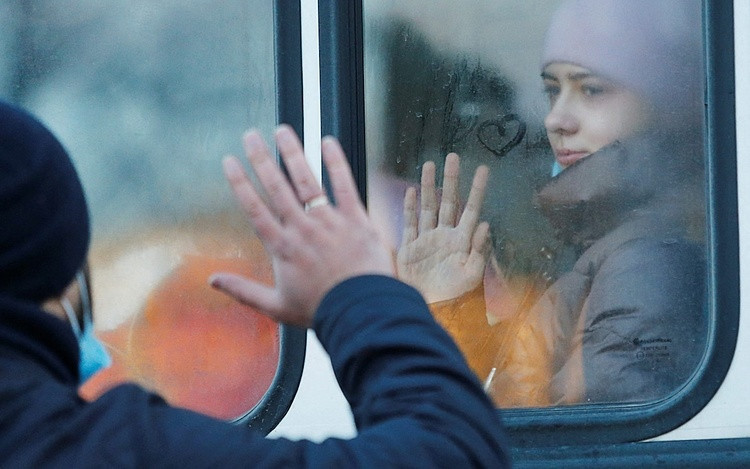 Hàng chục nghìn người từ Donbass, Ukraina lên tàu chuẩn bị di tản sang Nga. Ảnh: Sputnik