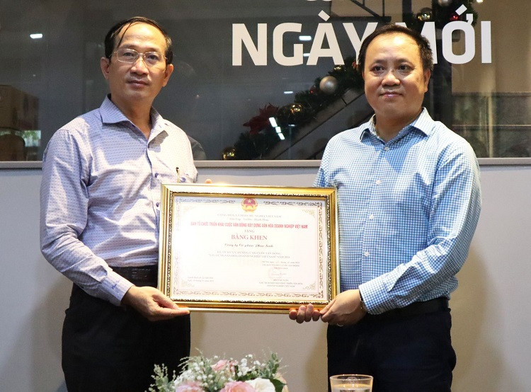 Phúc Sinh nhận bằng khen vì tích cực xây dựng văn hóa doanh nghiệp Việt Nam