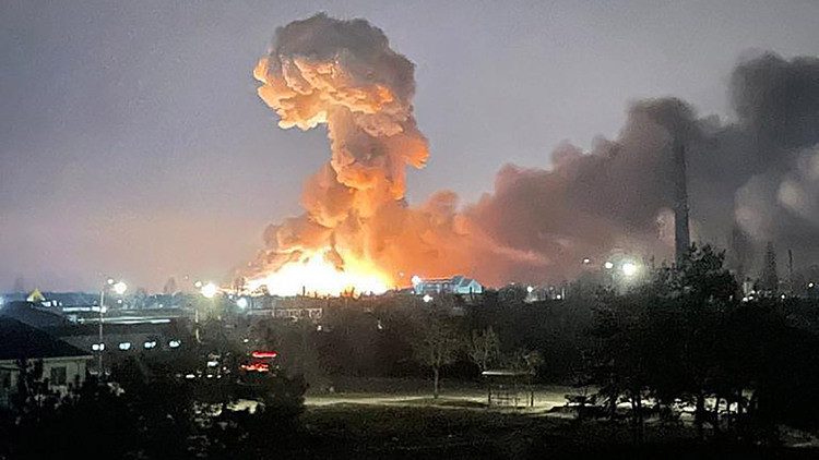 Khói lửa bốc lên sau một vụ nổ ở thủ đô Kiev, Ukraine, rạng sáng nay. Ảnh: CNN.