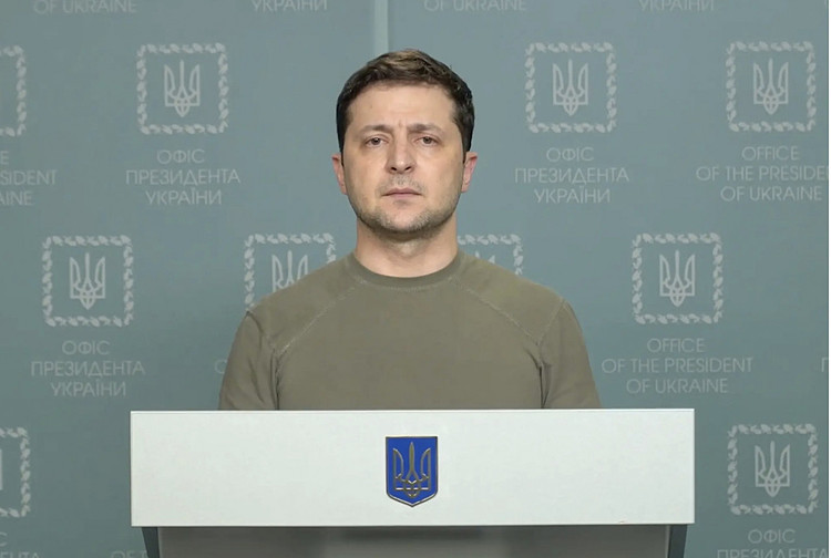 Thay vì mặc vest, Tổng thống Ukraine Volodymyr Zelensky mặc chiếc áo phông đơn giản, lộ rõ nét mệt mỏi và buồn bã có bài phát biểu ngắn qua video gửi tới người dân Ukraine.