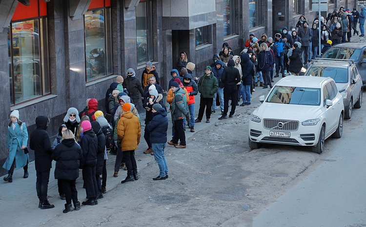 Dòng người xếp hàng chờ sử dụng ATM tại TP Saint Petersburg - Nga hôm 27/2/2022. Ảnh: Reuters