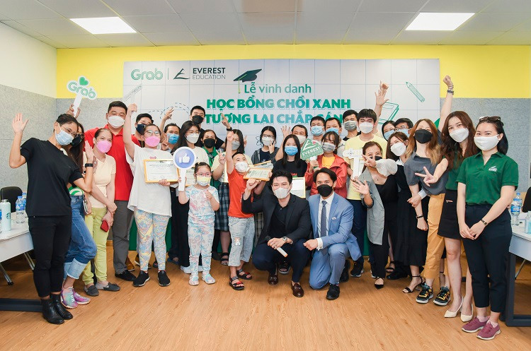 Grab Việt Nam và Everest Education trao 23 suất học bổng cho con em đối tác