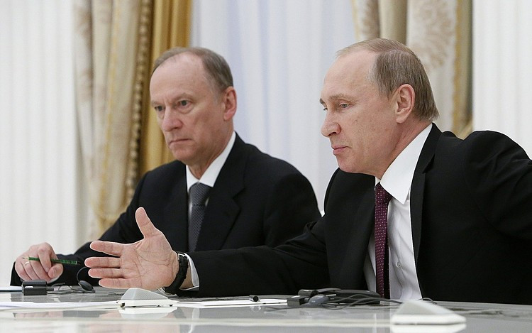 Tổng thống Nga Vladimir Putin (phải) và Thư ký Hội đồng An ninh Nga Nikolai Patrushev. Ảnh: Sergei Karpukhin/AP.