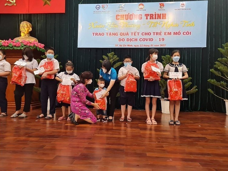 Bà Lã Thị Lan tặng quà tết cho trẻ em mồ côi trong chương trình "Xuân yêu thương, Tết nghĩa tình" do Quỹ Doanh nhân vì cộng đồng thực hiện