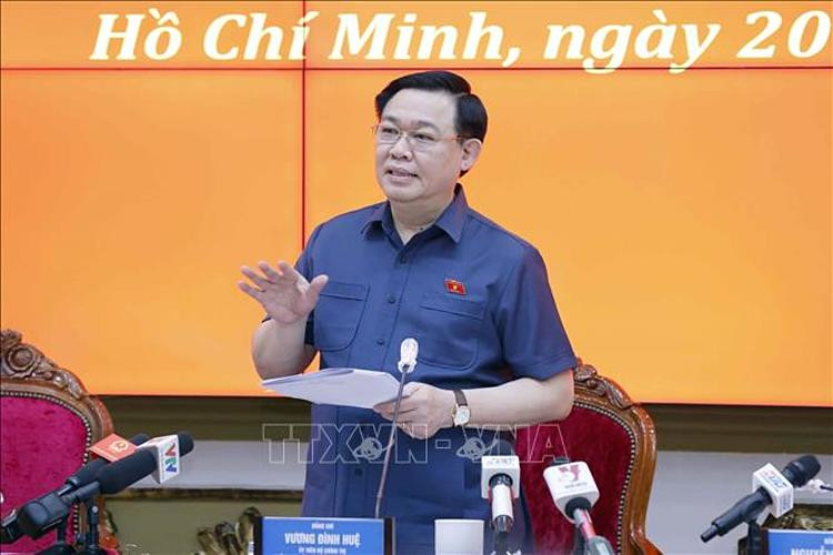 Chủ tịch Quốc hội Vương Đình Huệ phát biểu tại buổi làm việc với Ban Thường vụ Thành uỷ Thành phố Hồ Chí Minh. Ảnh: TTXVN