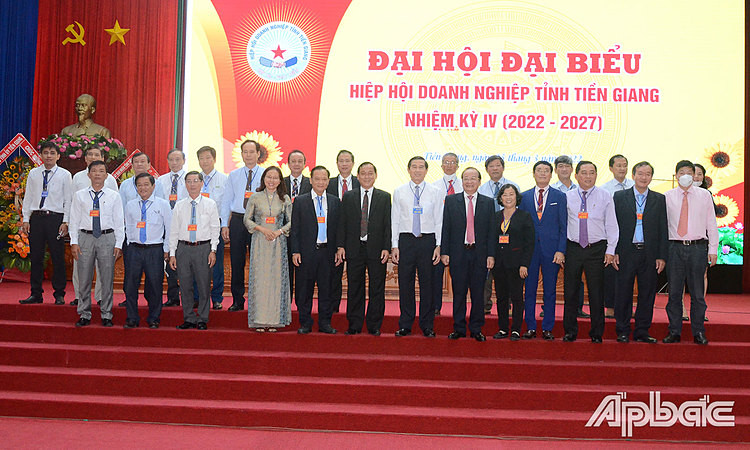 Ban Chấp hành Hiệp hội DN tỉnh Tiền Giang nhiệm kỳ 2022 - 2027 ra mắt đại hội.
