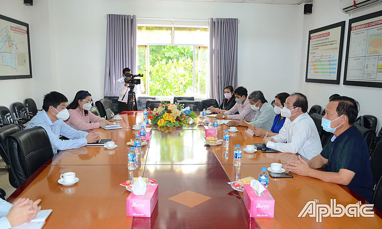 Lãnh đạo Hiệp hội DN tỉnh Tiền Giang làm việc với Công ty TNHH Phát triển Khu công nghiệp Long Giang về xúc tiến thành lập chi hội DN trong khu công nghiệp.