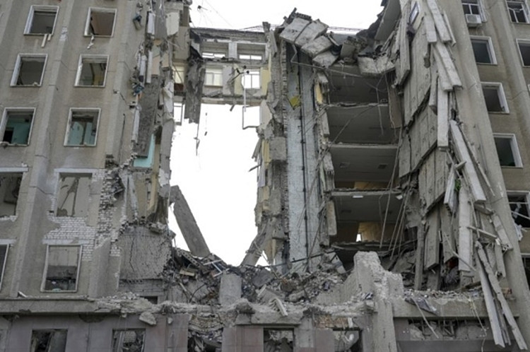 Một tòa nhà chính quyền sau cuộc không kích ở thành phố Mykolaiv, phía nam Ukraine ngày 28/3. Ảnh: AFP
