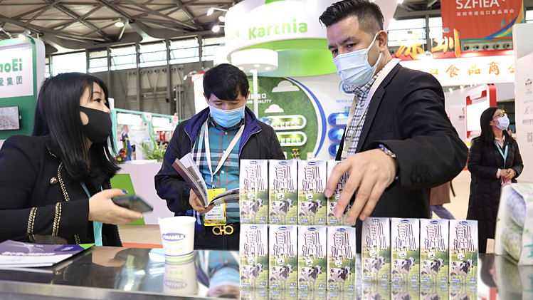 Các sản phẩm sữa của Vinamilk được người tiêu dùng chú ý khi tham gia hội chợ thực phẩm quốc tế tại Thượng Hải cuối năm 2021