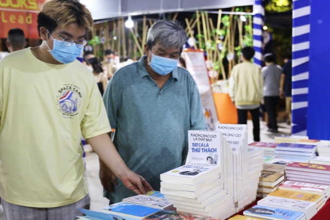 Người dân tham quan gian hàng của tạp chí Doanh nhân Sài Gòn