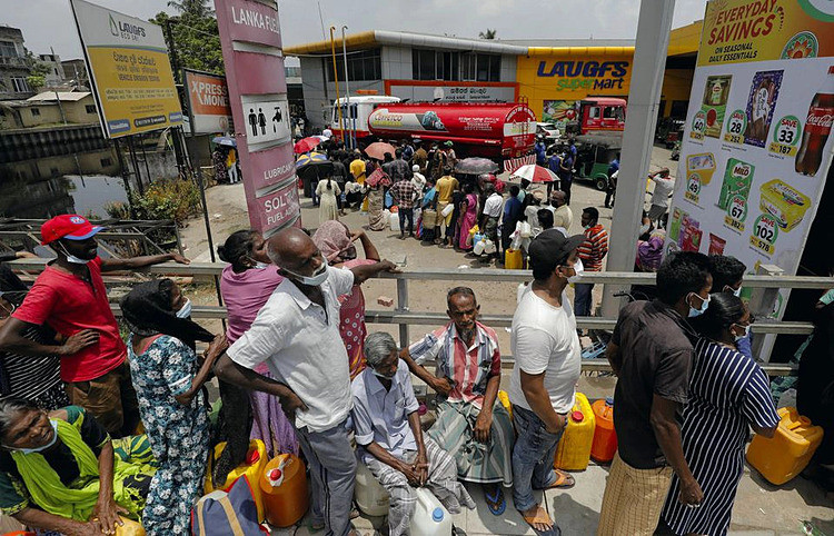 Suy thoái kinh tế đã làm dấy lên những cuộc biểu tình phản đối ở Sri Lanka. Ảnh: Reuters.