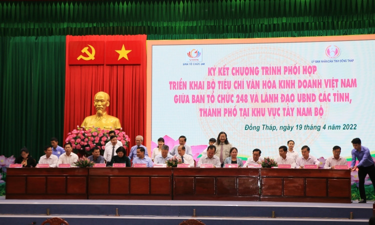 Lãnh đạo 13 tỉnh, thành ĐBSCL ký kết chương trình phối hợp triển khai Bộ tiêu chí Văn hóa kinh doanh Việt Nam