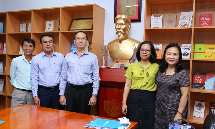 Đại diện các trường chụp ảnh lưu niệm cùng tượng danh nhân Lương Văn Can, hình mẫu truyền cảm hứng cho doanh nhân Việt Nam