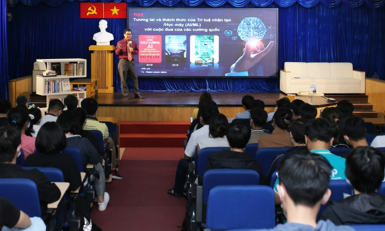 TS. Trịnh Ngọc Minh giới thiệu những cuốn sách phù hợp với sinh viên UIT