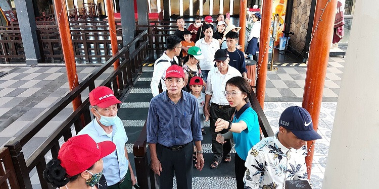 Nhóm du khách chuẩn bị trải nghiệm khám phá TP Hạ Long từ vòng xoay Sun Wheel - Tổ hợp vui chơi giải trí Sun Word Halong Complex.