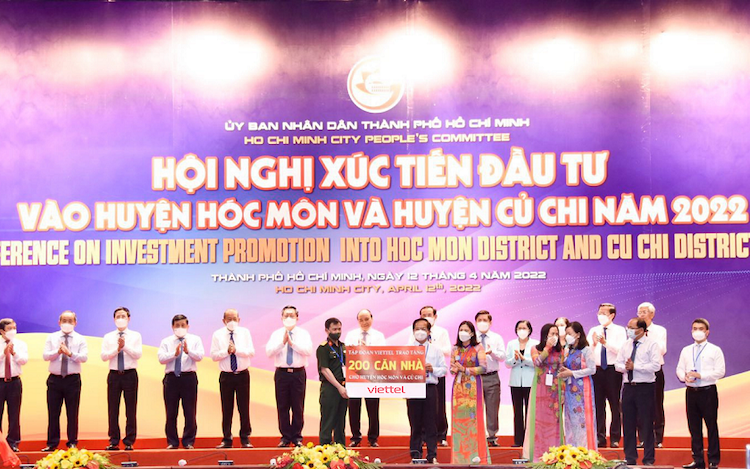 Đại tá Tào Đức Thắng, Chủ tịch kiêm Tổng Giám đốc, đại diện Viettel trao tặng 200 căn nhà tình nghĩa cho các Bà mẹ Việt Nam anh hùng, gia đình chính sách và hộ nghèo trên địa bàn tại hai huyện Hóc Môn và Củ Chi.