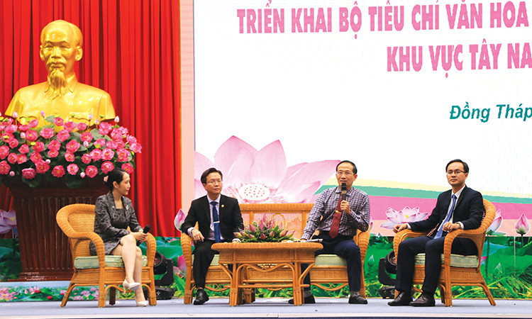 Ông Trần Hoàng, bà Nguyễn Trịnh Khánh Linh và các diễn giả tham gia tọa đàm