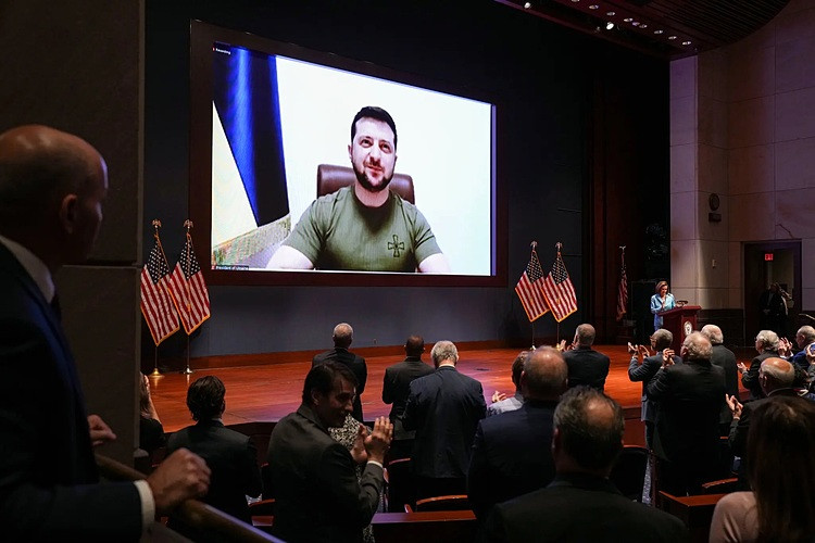 Tổng thống Zelensky xuất hiện trên màn hình lớn khi phát biểu trực tuyến tại quốc hội Mỹ tháng trước. Ảnh: NY Times.