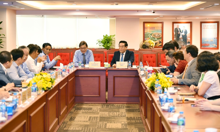 Ông Nguyễn Phước Hưng, Phó Chủ tịch, Tổng thư ký Hiệp hội Doanh nghiệp TP.HCM (HUBA) và đại diện nhiều đơn vị trực thuộc trong buổi làm việc với BIENDONG POC