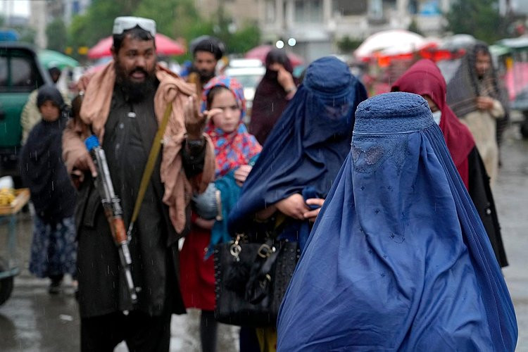 Phụ nữ Afghanistan ngày càng phải chịu đựng thêm các quy định khắt khe theo luật Sharia mà Taliban diễn giải và áp dụng. Ảnh: AP.