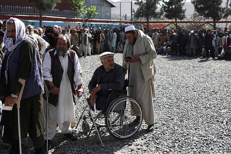 Dòng người xếp hàng đợi nhận thực phẩm từ nhóm viện trợ nhân đạo của Arab Saudi ở Kabul hôm 25/4. Tình hình nhân đạo ở Afghanistan bị đánh giá là ngày càng tệ đi. Ảnh: Reuters.