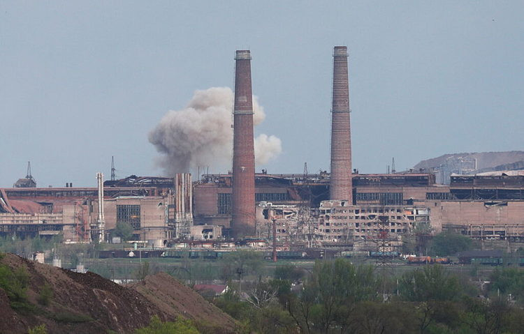 Khói bốc lên từ khu vực nhà máy Azovstal, Mariupol, hôm 5/5. Ảnh: Reuters.