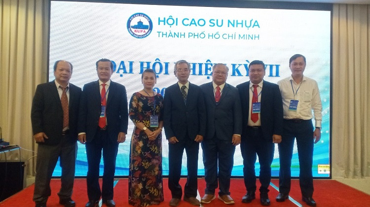 Ông Nguyễn Quốc Anh, Giám đốc Công ty TNHH Cao su Đức Minh Sài Gòn (giữa) và các Phó chủ tịch Hội RUPA nhiệm kỳ VII, giai đoạn 2022 – 2027