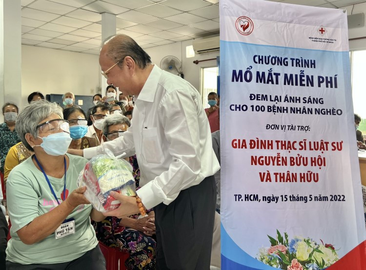 Gia đình luật sư Nguyễn Bửu Hội và thân hữu giúp 100 bệnh nhân nghèo tìm lại ánh sáng