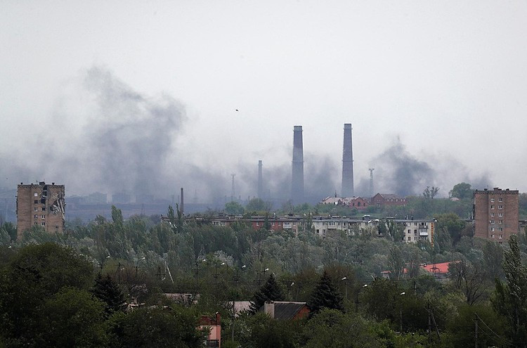 Khói bốc lên phía trên nhà máy thép Azovstal ở Mariupol, Ukraine ngày 13/5. Ảnh: AP.