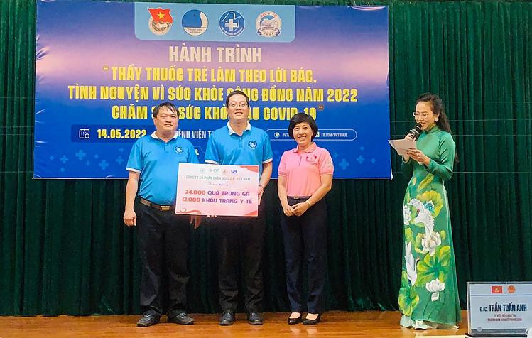 Chị Lê Nhật Thùy (áo hồng) – Chủ tịch Quỹ hỗ trợ từ thiện CPV đại diện công ty trao tặng quà cho chương trình tại Huế