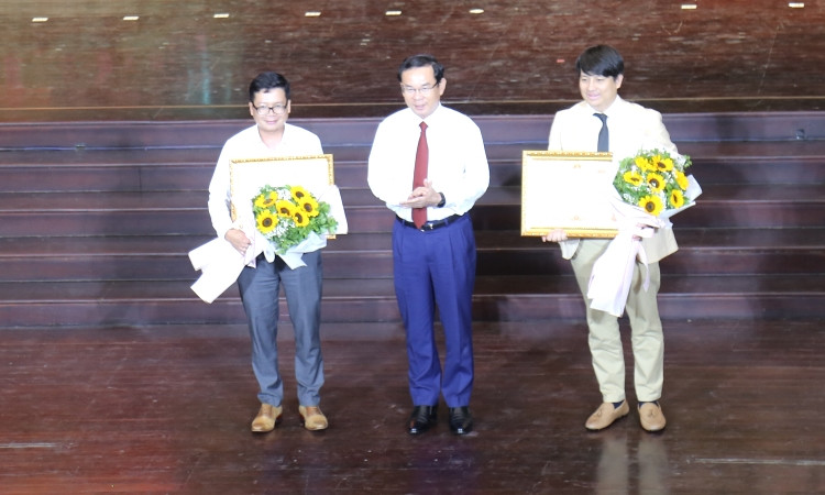 Ông Nguyễn Văn Nên, Ủy viên Bộ Chính trị, Bí thư Thành ủy TP.HCM trao bằng khen của Thủ tướng Chính phủ cho đại diện Nhà xuất bản Trẻ TP.HCM và ông Hoàng Tuấn Anh, Tổng Giám đốc công ty CP Vũ Trụ Xanh