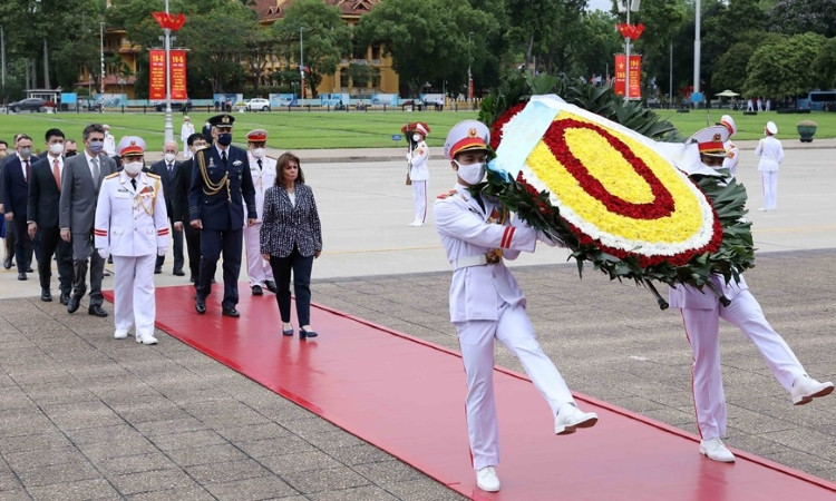 Tổng thống Hy Lạp Katerina Sakellaropoulou đặt vòng hoa và vào Lăng viếng Chủ tịch Hồ Chí Minh.