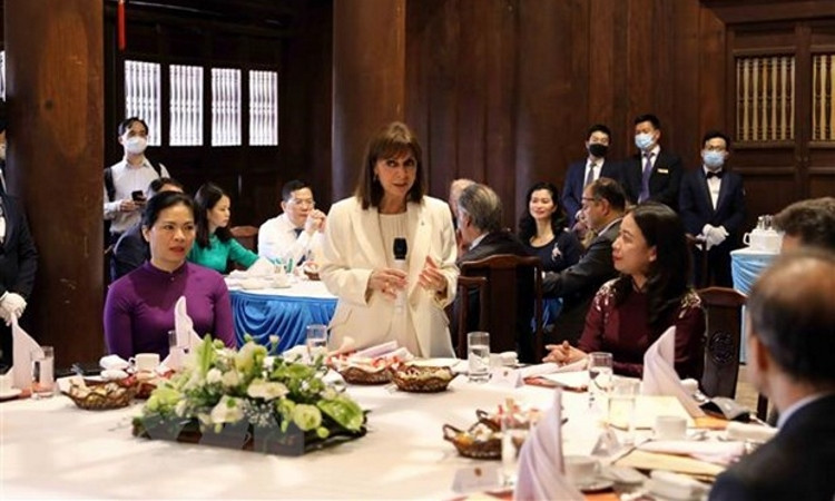 Tổng thống Katerina Sakellaropoulou dự tiệc trà do Phó Chủ tịch nước Võ Thị Ánh Xuân chủ trì. Ảnh: TTXVN