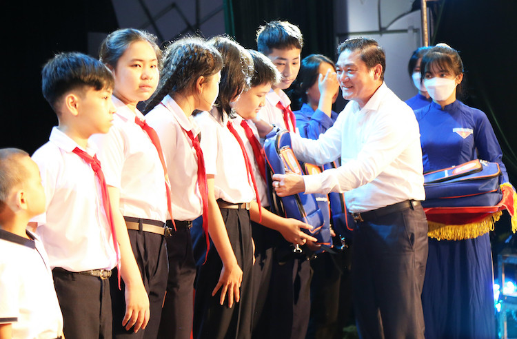 Quỹ từ thiện Kim Oanh trao tặng 1.000 suất học bổng tại miền Trung