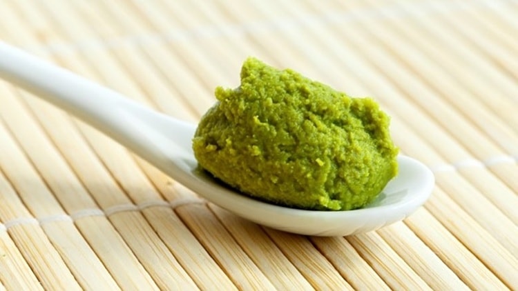 Wasabi thật không đặc mịn mà hơi có lợn cợn. Ảnh: Shutterstock